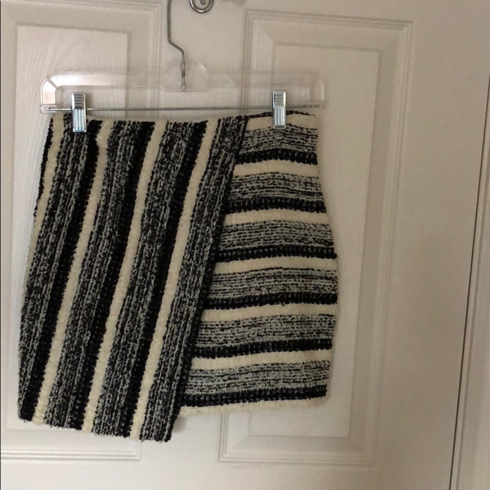 Cute stylish skirt. Off white/black